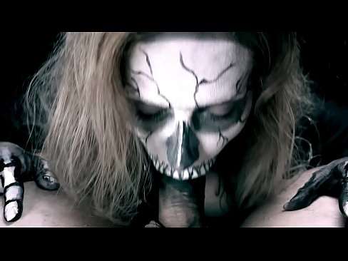❤️ Ragazza demonia chì succhia u cazzo cù a so bocca nera è ingoia cum. Cazzo à co.hentaizm.ru ❌❤